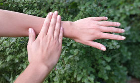 hand-liegt-auf-unterarm